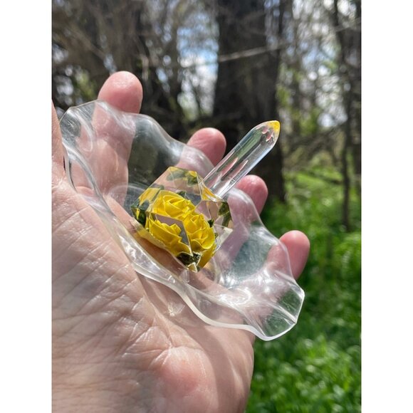 Vintage 1960s Reversed carved Lucite Yellow rose ring holder trinket Dish - Picture 3 of 10